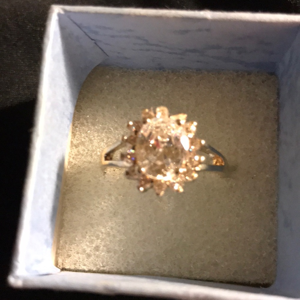 Beautiful woman size 7 silver cz diamond ring